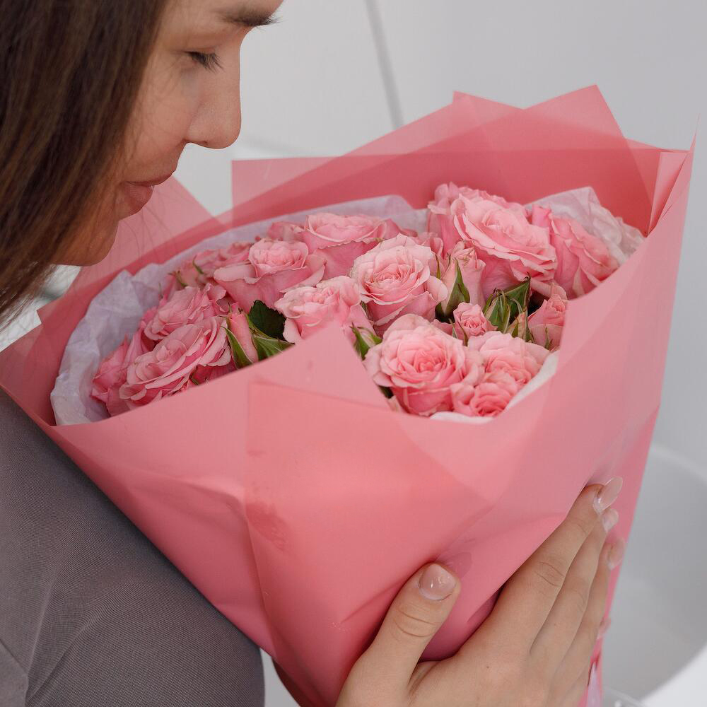 Букет из 9 розовых кустовых роз – нежность в каждом лепестке Ахтубинск Астраханская область