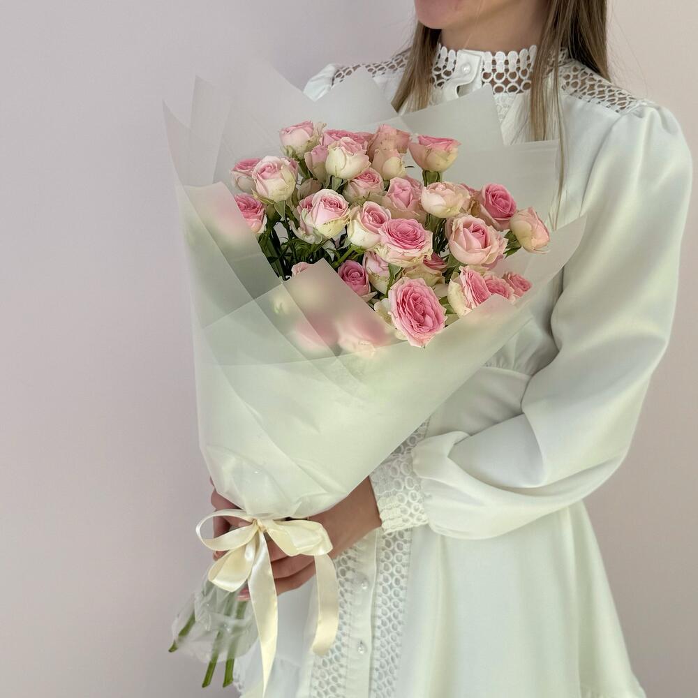 Букет «Нежный аромат» – пышные розовые кустовые розы в элегантной упаковке Ахтубинск Астраханская область